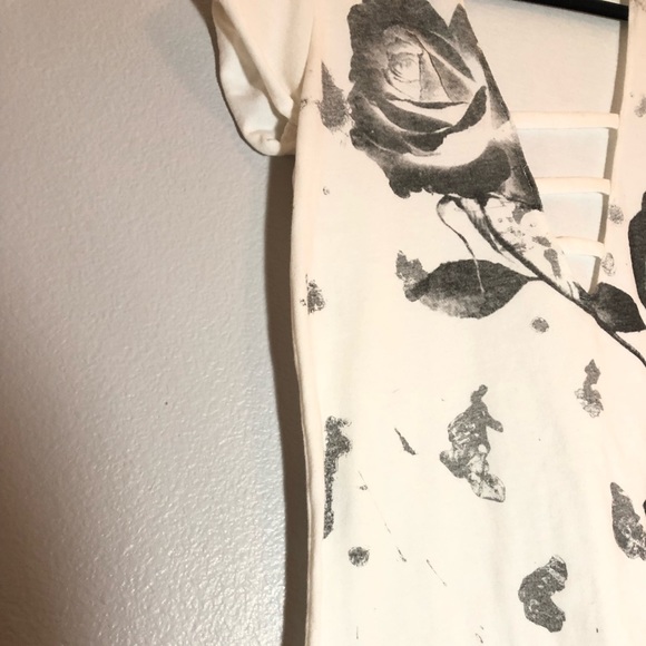 ROSE PRINT PLUNGE GRAPHIC PRINT CUTOUT TEE - Picture 3 of 5
